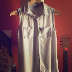 ❤️ Soft Chambray Sleeveless Button Down